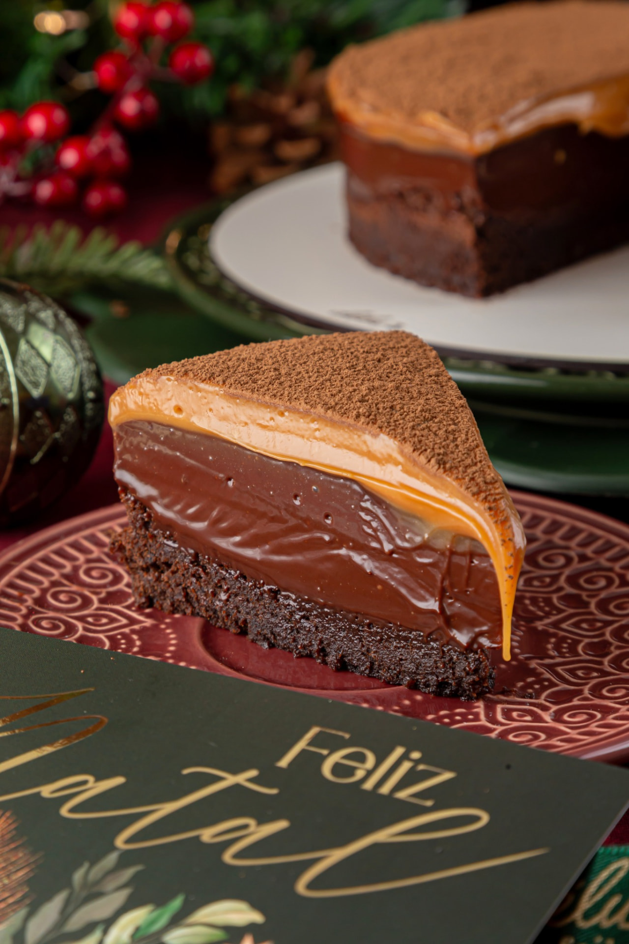 Fatia de sobremesa artesanal de chocolate e caramelo