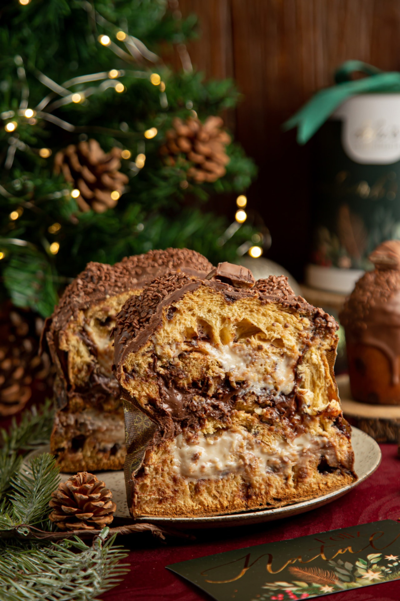 Panetone artesanal de chocolate em cenário natalino